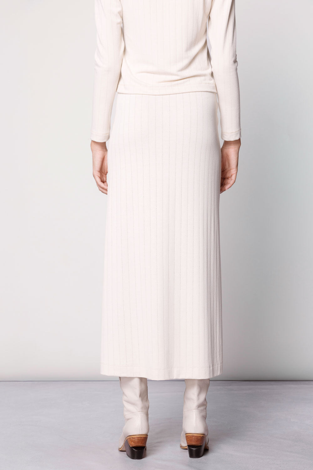 Falda Solei de la marca O-2025-403, diseño de falda con detalles elegantes en tela ligera, vista frontal.