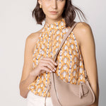 Mini bolso Stella Taupe de la marca AI-2025-202, accesorio compacto con correa y cierre, en color topo claro.