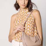 Mini bolso Stella Taupe de la marca AI-2025-202, accesorio compacto con correa y cierre, en color topo claro.