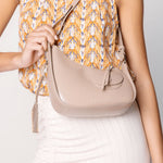 Mini bolso Stella taupe de AI-2025-202, accesorio compacto de moda para llevar en ocasiones especiales.