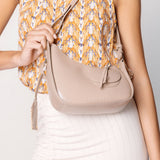 Mini bolso Stella taupe de AI-2025-202, accesorio compacto de moda para llevar en ocasiones especiales.