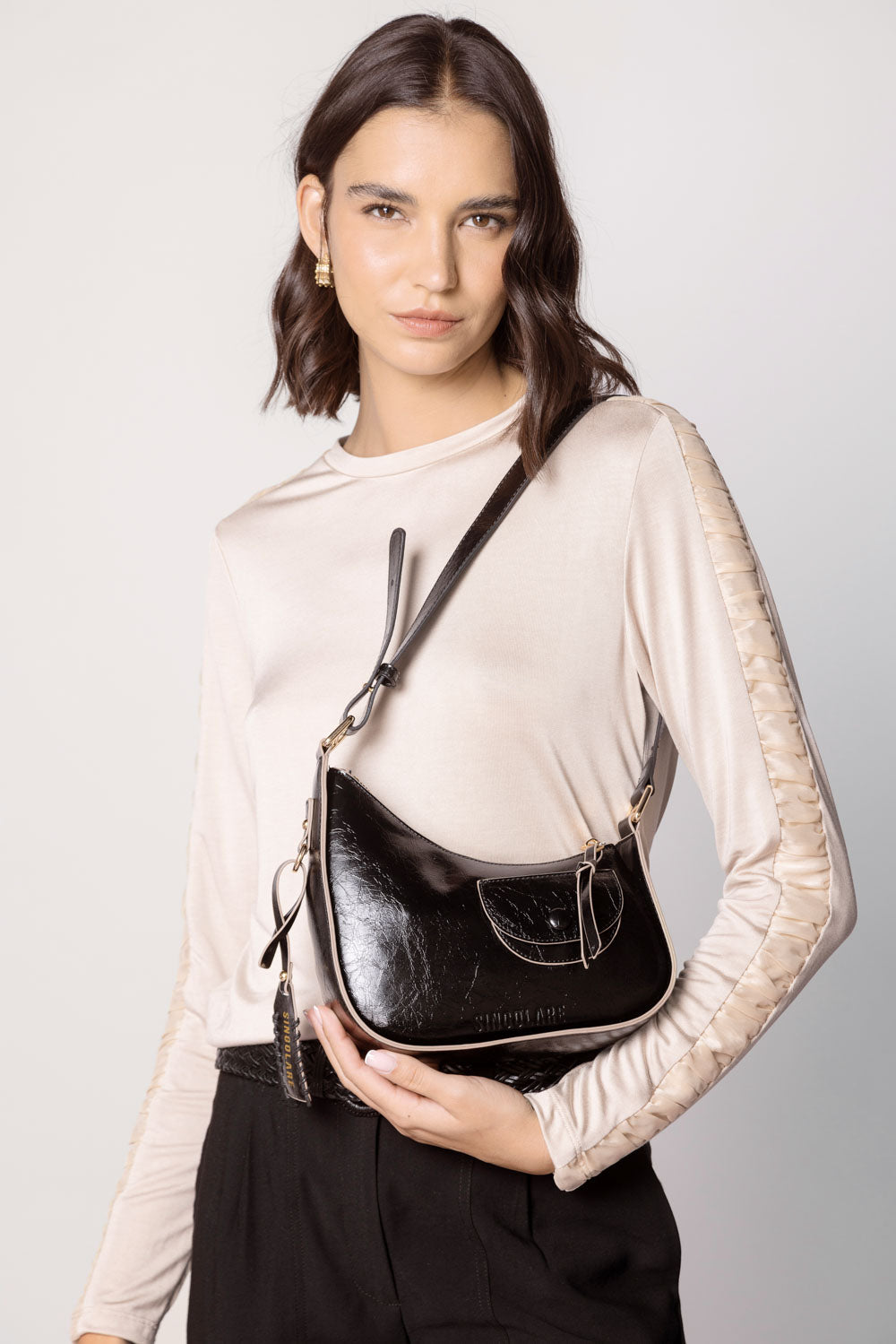 Mini bolso Stella negro de la marca AI-2025-201, con asas cortas y detalles elegantes, accesorio de moda compacto y versátil.