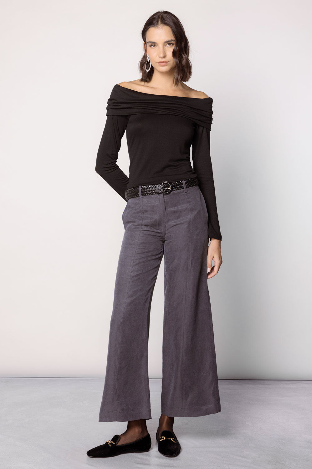 Pantalón Anise de la marca O-2025-812, pantalones de tela con diseño moderno y ajuste cómodo, en color neutro.