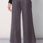 Pantalón Anise de la marca O-2025-812, pantalones de tela con corte recto en color neutro, vista frontal en la imagen.