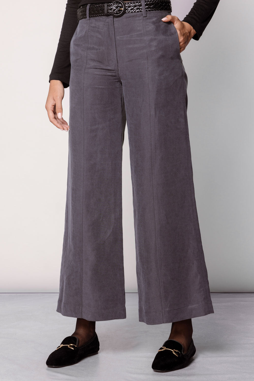 Pantalón Anise de la marca O-2025-812, pantalones de tela con corte recto en color neutro, vista frontal en la imagen.
