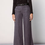 Pantalones Anise de la marca O-2025-812, pantalones de moda en color neutro y corte ajustado, visible en la imagen.