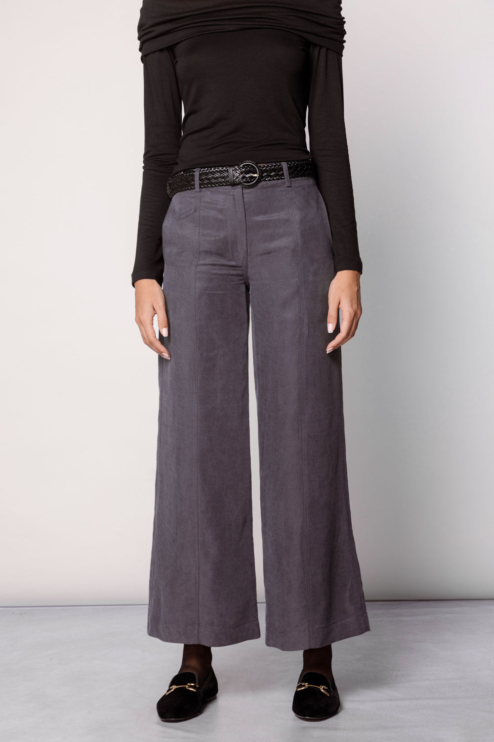 Pantalones Anise de la marca O-2025-812, pantalones de moda en color neutro y corte ajustado, visible en la imagen.