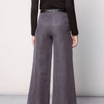 Pantalón Anise de la marca O-2025-812, pantalones de tela en color neutro, con diseño moderno y ajuste cómodo.