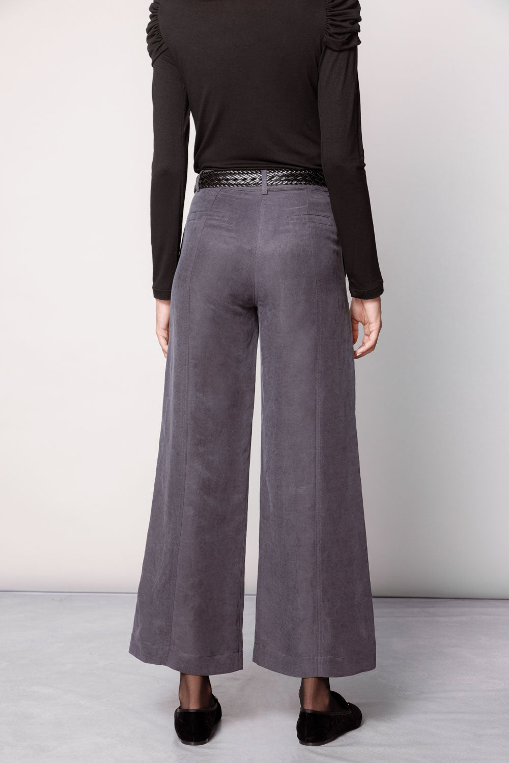 Pantalón Anise de la marca O-2025-812, pantalones de tela en color neutro, con diseño moderno y ajuste cómodo.