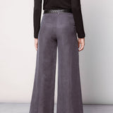 Pantalón Anise de la marca O-2025-812, pantalones de tela en color neutro, con diseño moderno y ajuste cómodo.