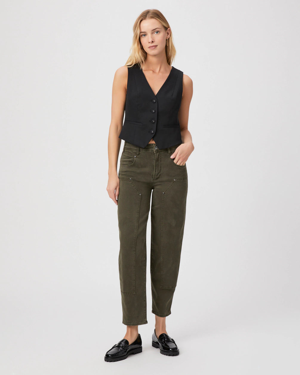 Pantalones de mezclilla estilo barrel leg Alexis de la marca NY-2025-819, en color clásico, con corte ajustado y detalles de costura visible.