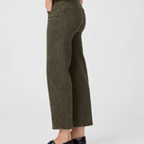 Pantalones de mezclilla estilo barrel leg Alexis de la marca NY-2025-819, color azul, con corte ajustado y detalles clásicos.