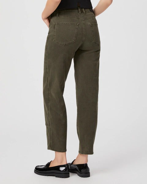 Pantalones de mezclilla tipo barrel leg de la marca NY-2025-819, estilo casual con dobladillo recto y lavado clásico.