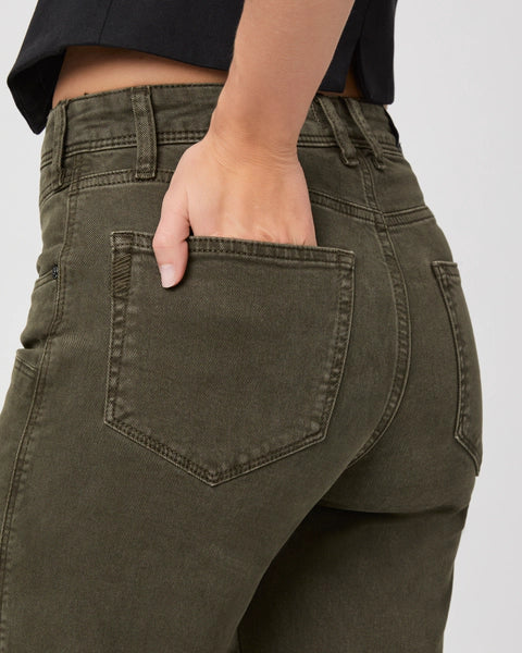Pantalones jeans tipo barrel leg Alexis de la marca NY-2025-819 en color oscuro, con costuras y detalles de moda.