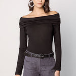 Polera Elsie Vint de la marca EI-2025-504, blusa de tela suave en color neutro, con diseño moderno y cómodo para uso casual.