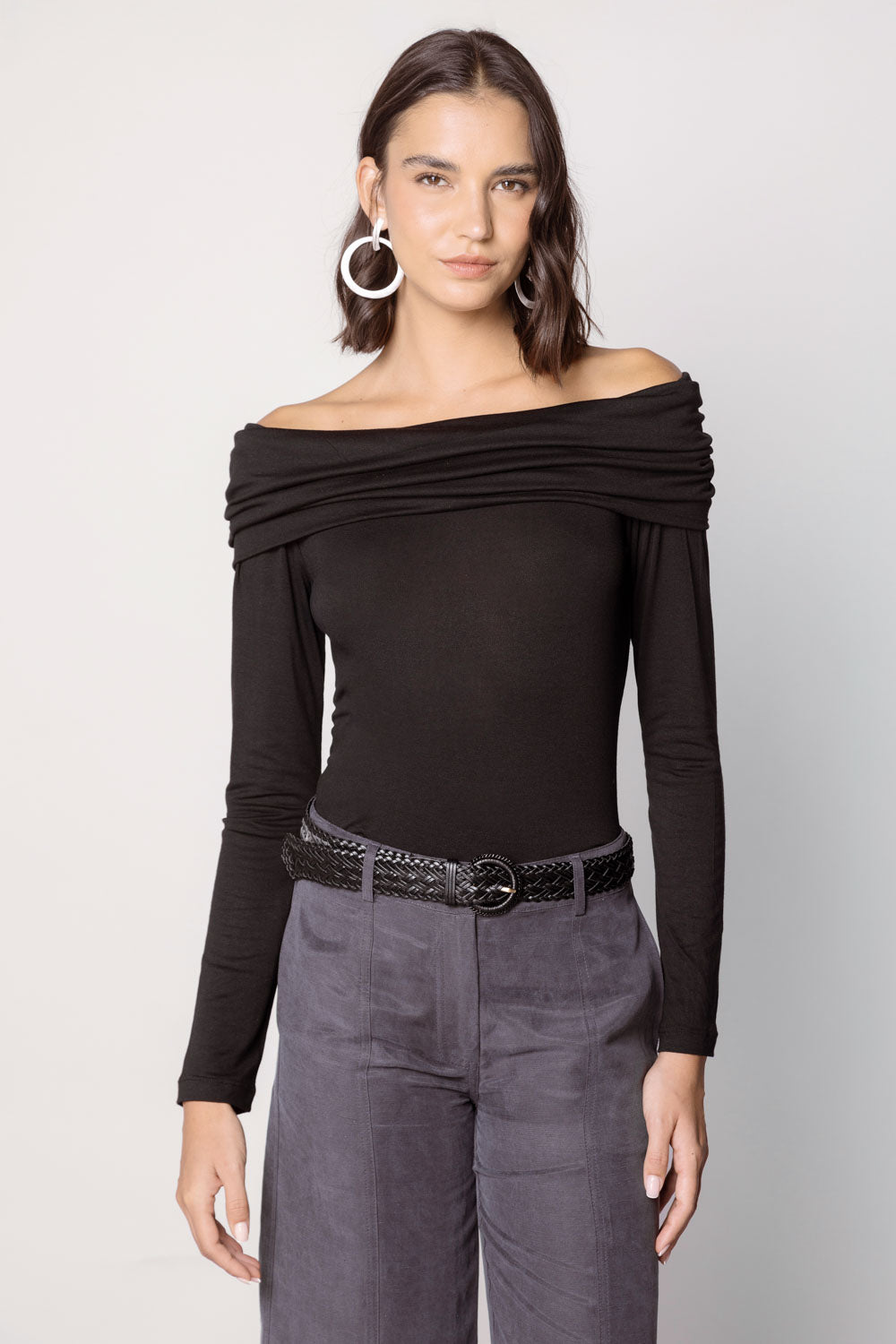 Polera Elsie Vint de la marca EI-2025-504, blusa de tela suave en color neutro, con diseño moderno y cómodo para uso casual.