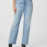Jeans rectos Sawer de la marca NY-2025-820, pantalones de mezclilla de corte recto en color clásico, con bolsillos frontales y costuras visibles.