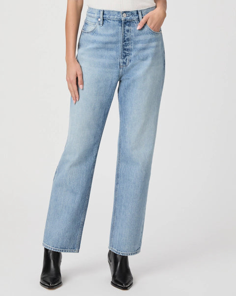 Jeans rectos Sawer de la marca NY-2025-820, pantalones de mezclilla de corte recto en color clásico, con bolsillos frontales y costuras visibles.