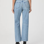 Pantalones rectos Sawer Straight Jean de la marca NY-2025-820, en color claro, con costuras y bolsillos visibles.