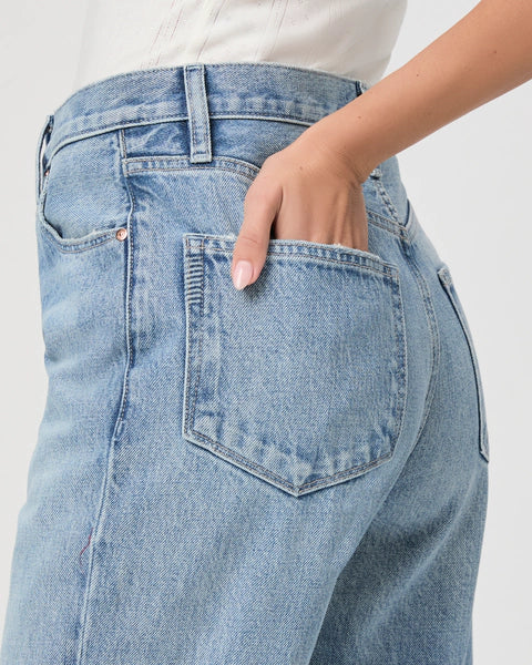 Pantalones rectos Sawer de la marca NY-2025-820, en color oscuro, con diseño clásico y bolsillos frontales y traseros.