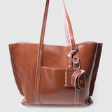 Accesorios Shopper Charo marrón de la marca AI-2025-102, bolso grande de bolso de mano con asa y detalles en cuero.