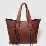 Cartera shopper Iris en burdeos de la marca AI-2025-104, accesorios elegantes y espaciosos para llevar tus objetos personales.