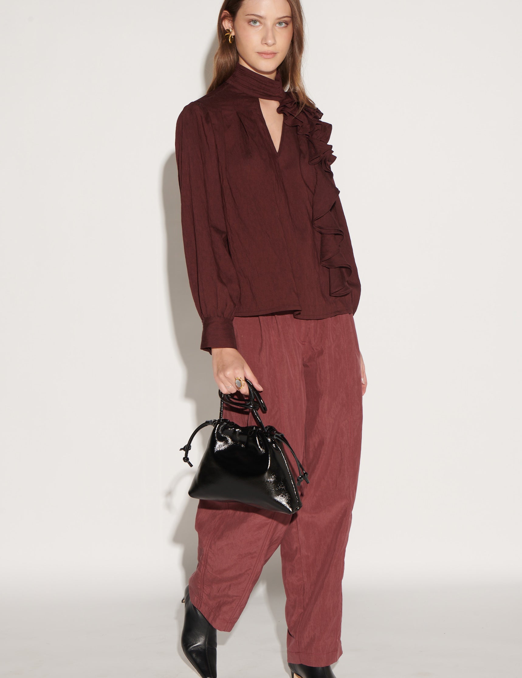 Cartera mini bolsa Anna negra de la marca AI-2026-200, en cuero sintético con cierre y diseño compacto.