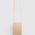 Portacelular Camille Nude Croco, accesorio de la marca AV-2025-302, con acabado en textura de cocodrilo y diseño elegante.