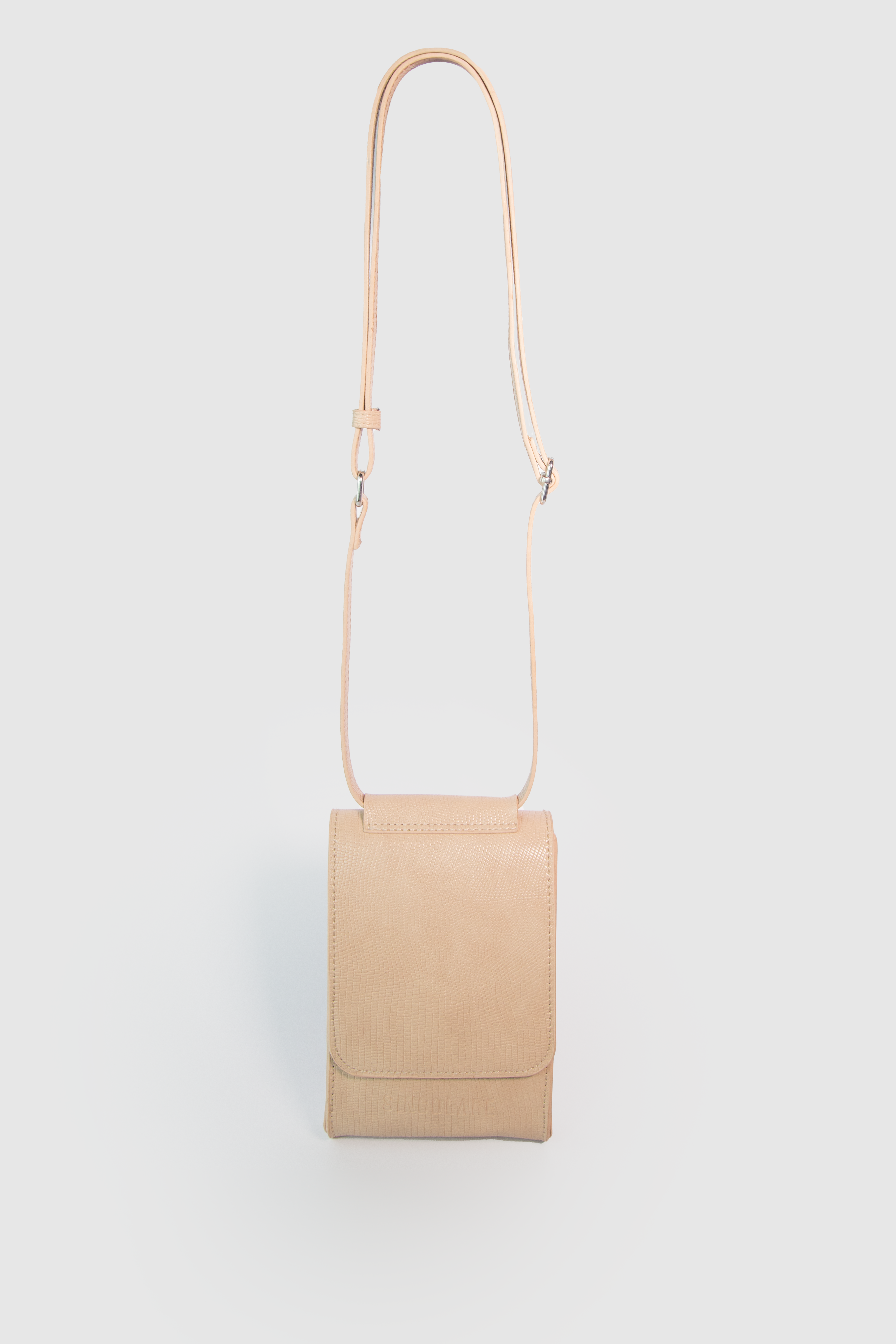 Portacelular Camille Nude Croco, accesorio de la marca AV-2025-302, con acabado en textura de cocodrilo y diseño elegante.
