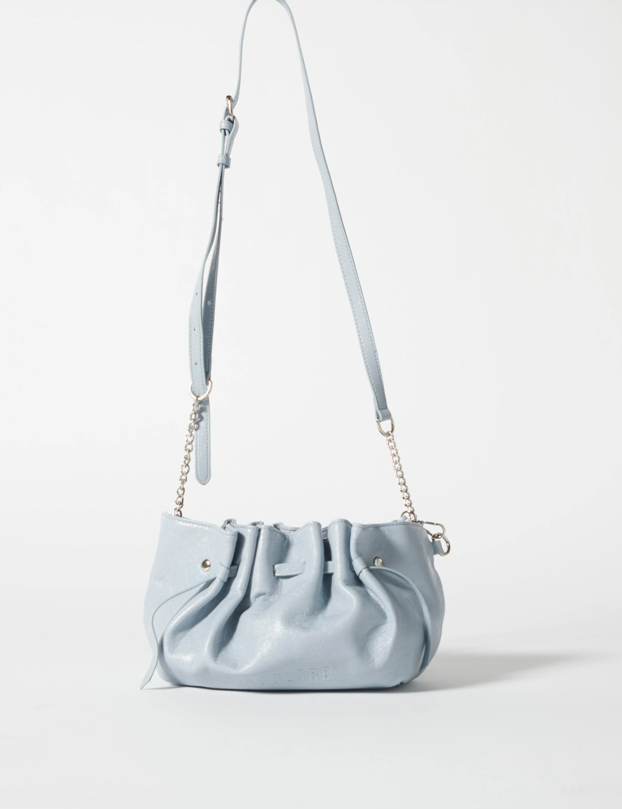 Bandolera Cecilia azul de la marca AV-2026-212, cartera y bucket con diseño elegante y práctico, en la imagen visible en detalle.