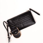 Billetera Isabelle negra de accesorios AI-2025-302 con diseño elegante y cierre compacto para tarjetas y dinero.