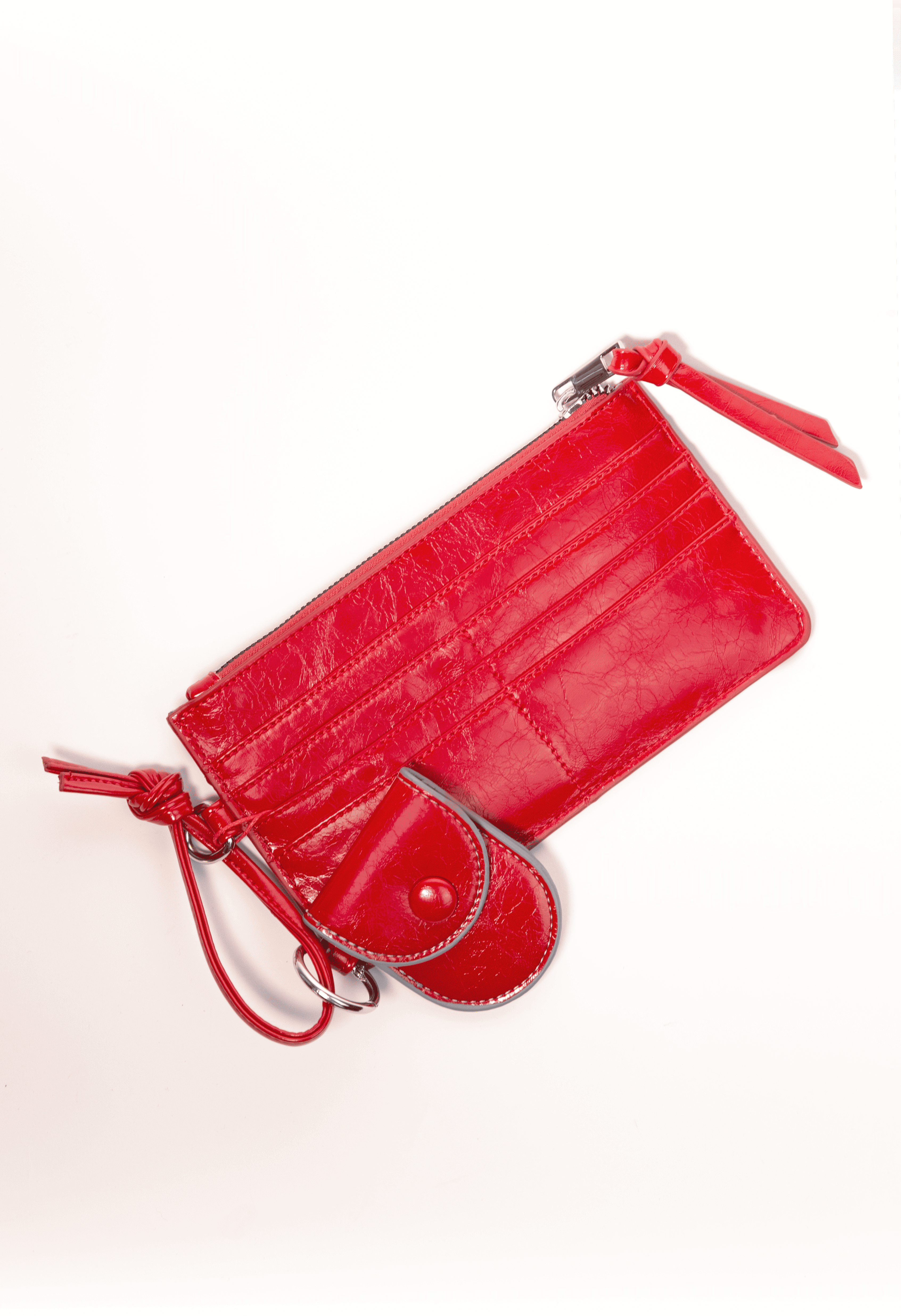 Billetera Isabelle en rojo de la marca AI-2025-301, accesorios con diseño elegante y cierre, vista frontal.