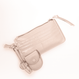 Billetera Isabelle Off White de la marca AI-2025-300, accesorio de moda elegante y moderna con detalles en blanco y diseño compacto.