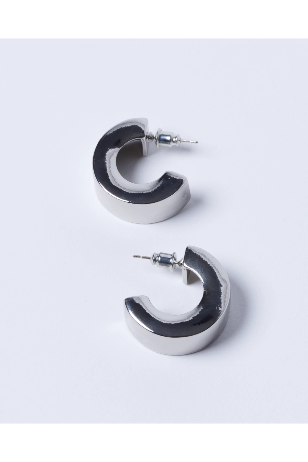 Aros Koló silver de accesorios BV-2025-279, diseño moderno y elegante, con acabado plateado brillante.