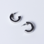 Aretes de aro Kolo en plata de la marca BV, accesorios elegantes y modernos para complementar cualquier estilo.