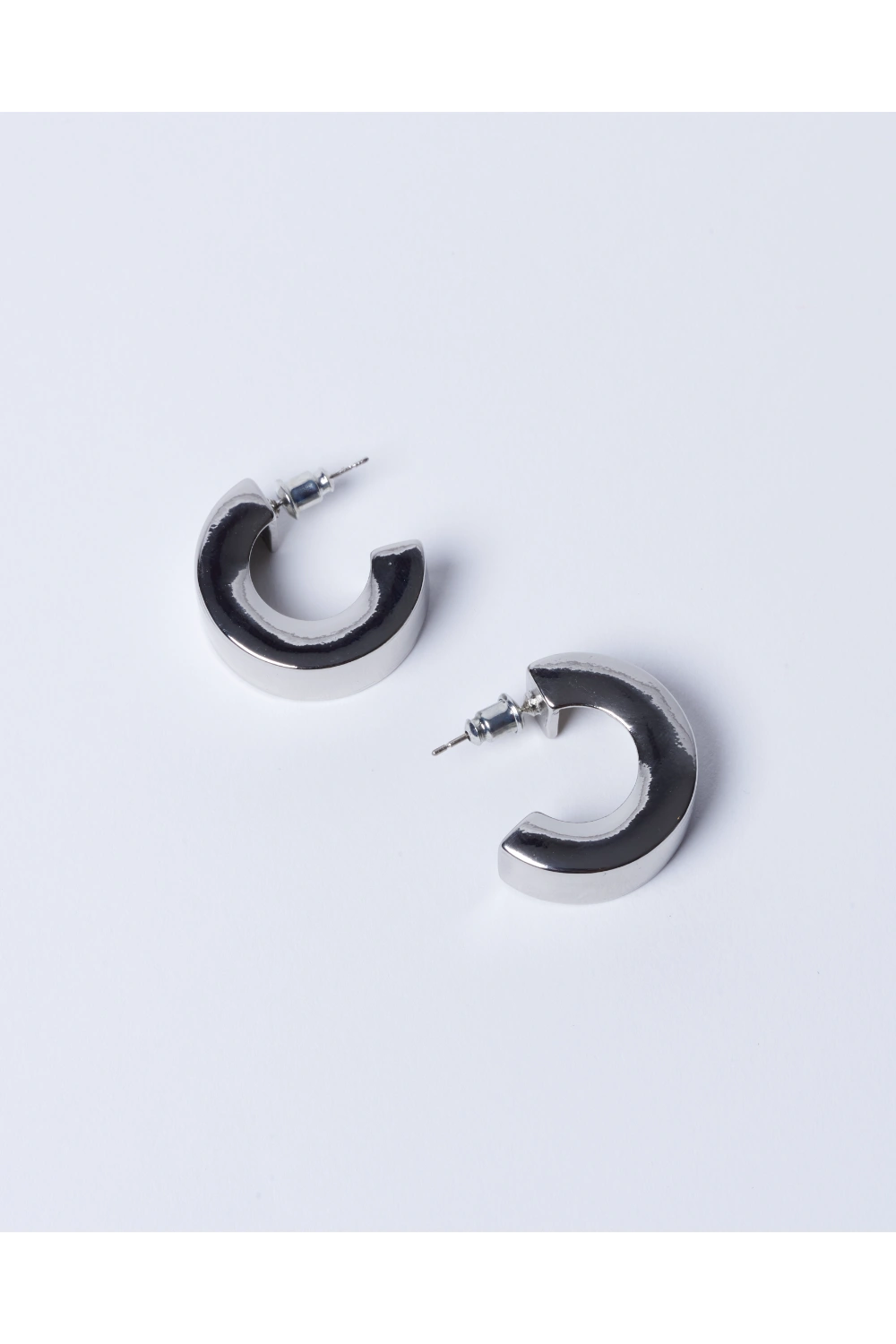 Aretes de aro Kolo en plata de la marca BV, accesorios elegantes y modernos para complementar cualquier estilo.