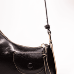 Mini bolso Stella negro de AI-2025-201, accesorio compacto con detalles elegantes y asa para llevar en la mano.