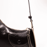 Mini bolso Stella negro de AI-2025-201, accesorio compacto con detalles elegantes y asa para llevar en la mano.