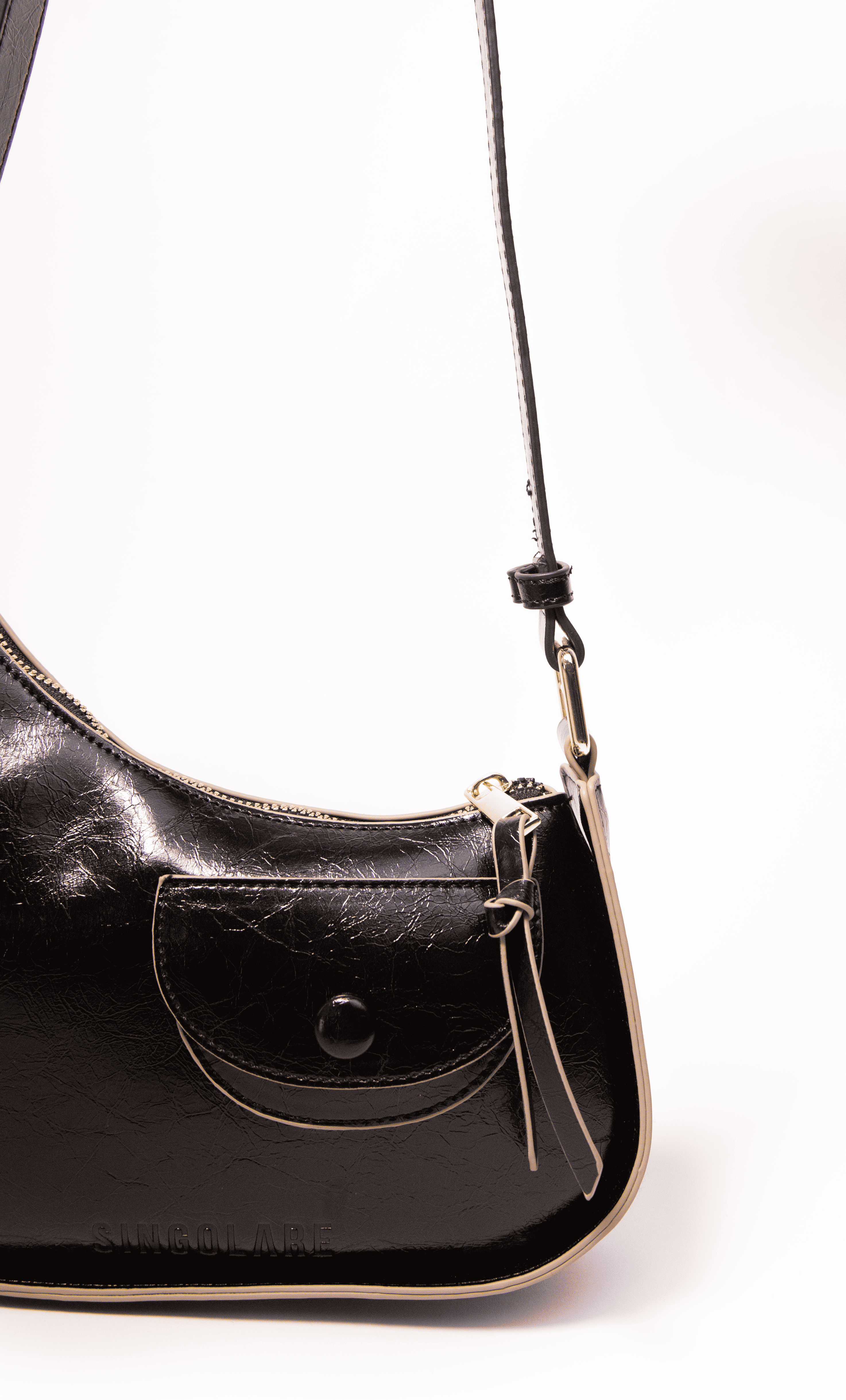 Mini bolso Stella negro de AI-2025-201, accesorio compacto con detalles elegantes y asa para llevar en la mano.