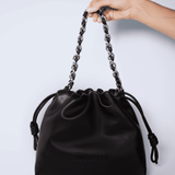 Clutch negra Emiky de la marca AV-2025-207, accesorio elegante con cierre y diseño compacto para ocasiones formales.