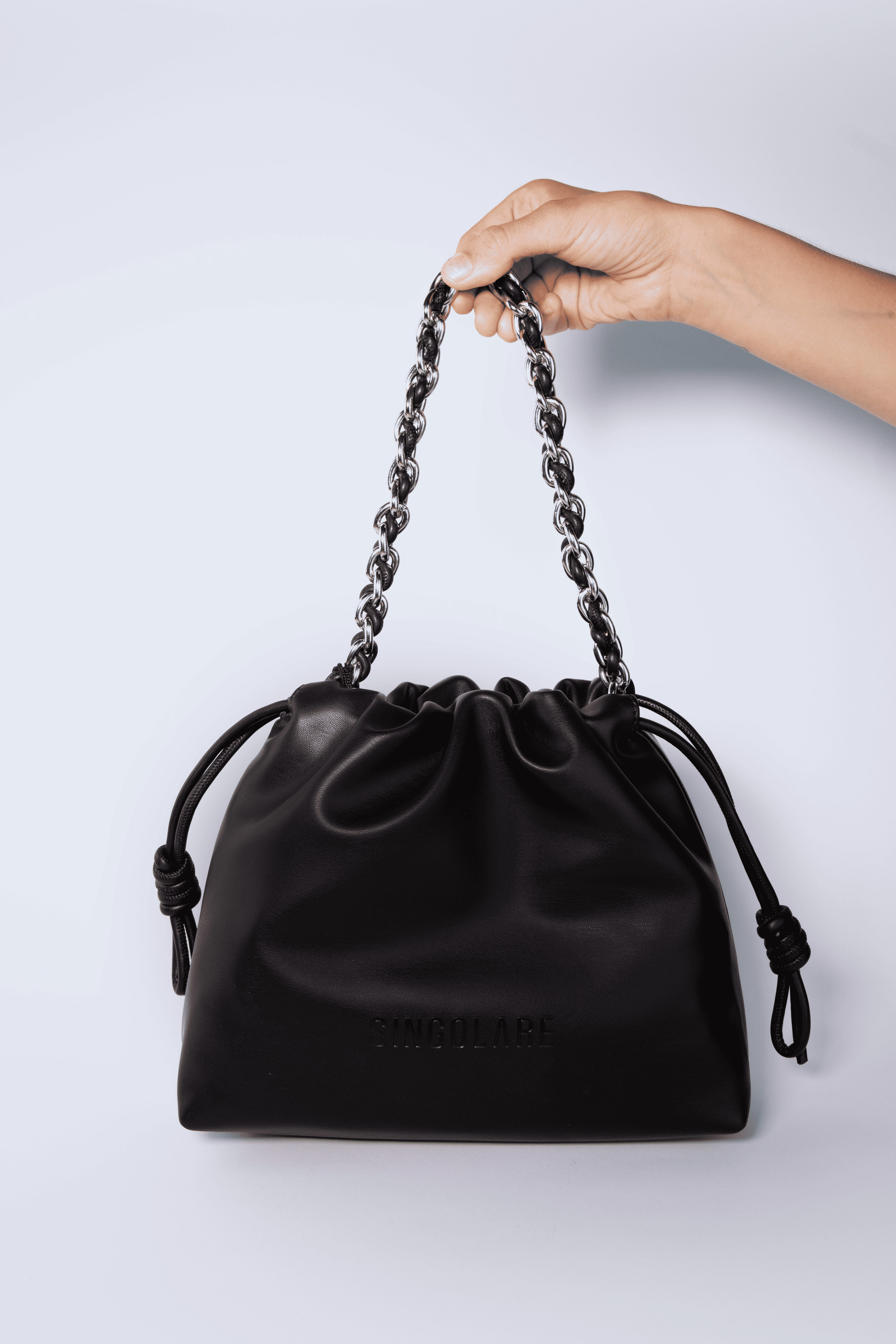 Clutch negra Emiky de la marca AV-2025-207, accesorio elegante con cierre y diseño compacto para ocasiones formales.