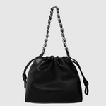 Clutch negra Emiky de la marca AV-2025-207, con diseño elegante y cierre en la parte superior, accesorios de moda.
