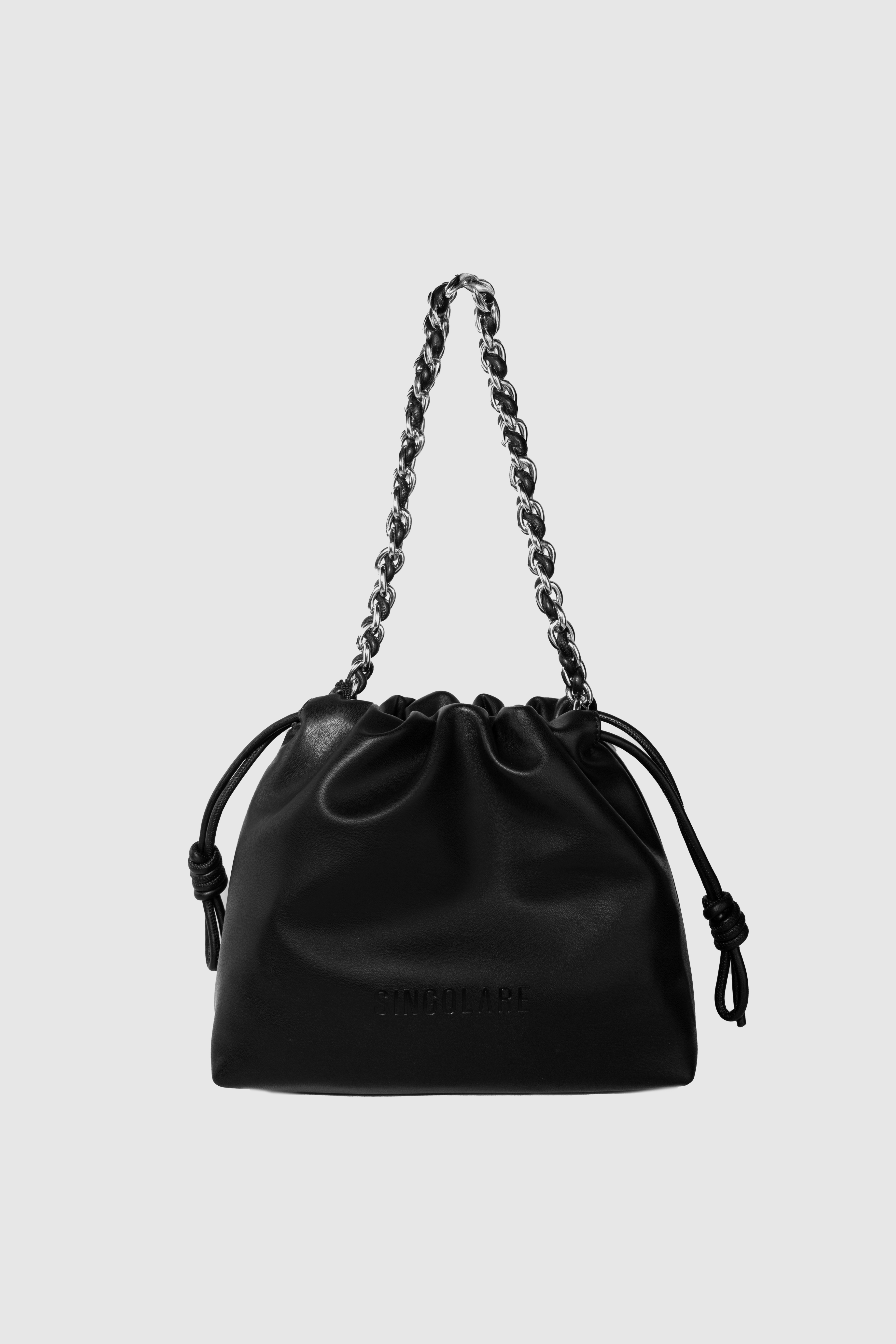 Clutch negra Emiky de la marca AV-2025-207, con diseño elegante y cierre en la parte superior, accesorios de moda.