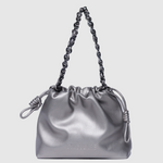 Clutch Emily Silver de la marca AV-2025-208, accesorio elegante de color plateado con cierre y diseño compacto.