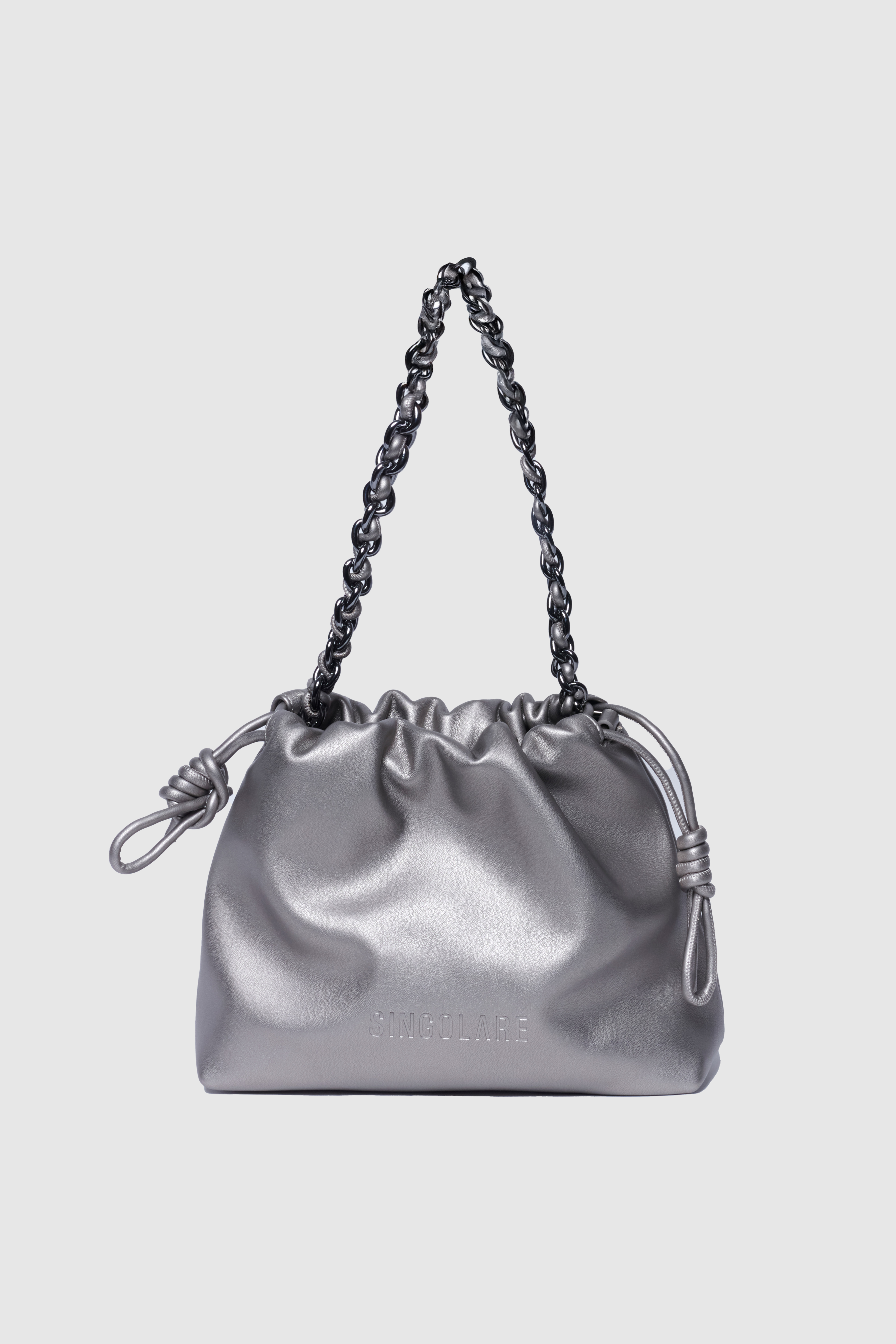 Clutch Emily Silver de la marca AV-2025-208, accesorio elegante de color plateado con cierre y diseño compacto.