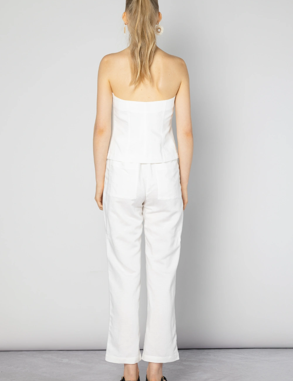 Top Onske Mulle de la marca CV-2025-650 en color crudo, con diseño de manga larga y detalles modernos.
