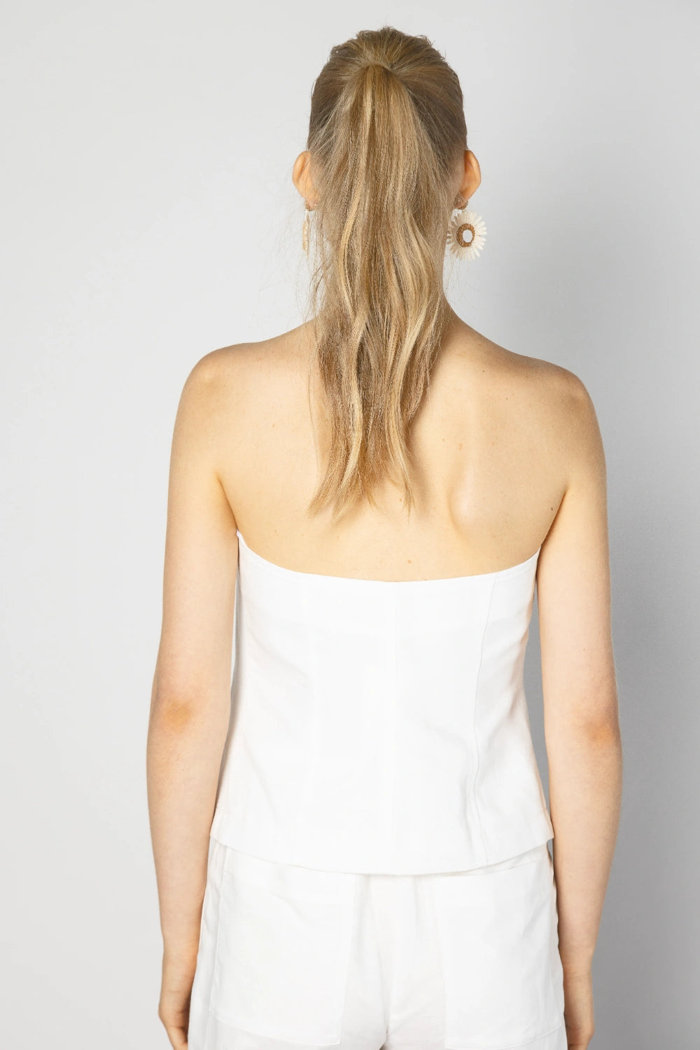 Top Onske Mulle de la marca CV-2025-650 en color crudo, con diseño de manga larga y tela suave sobre fondo blanco.