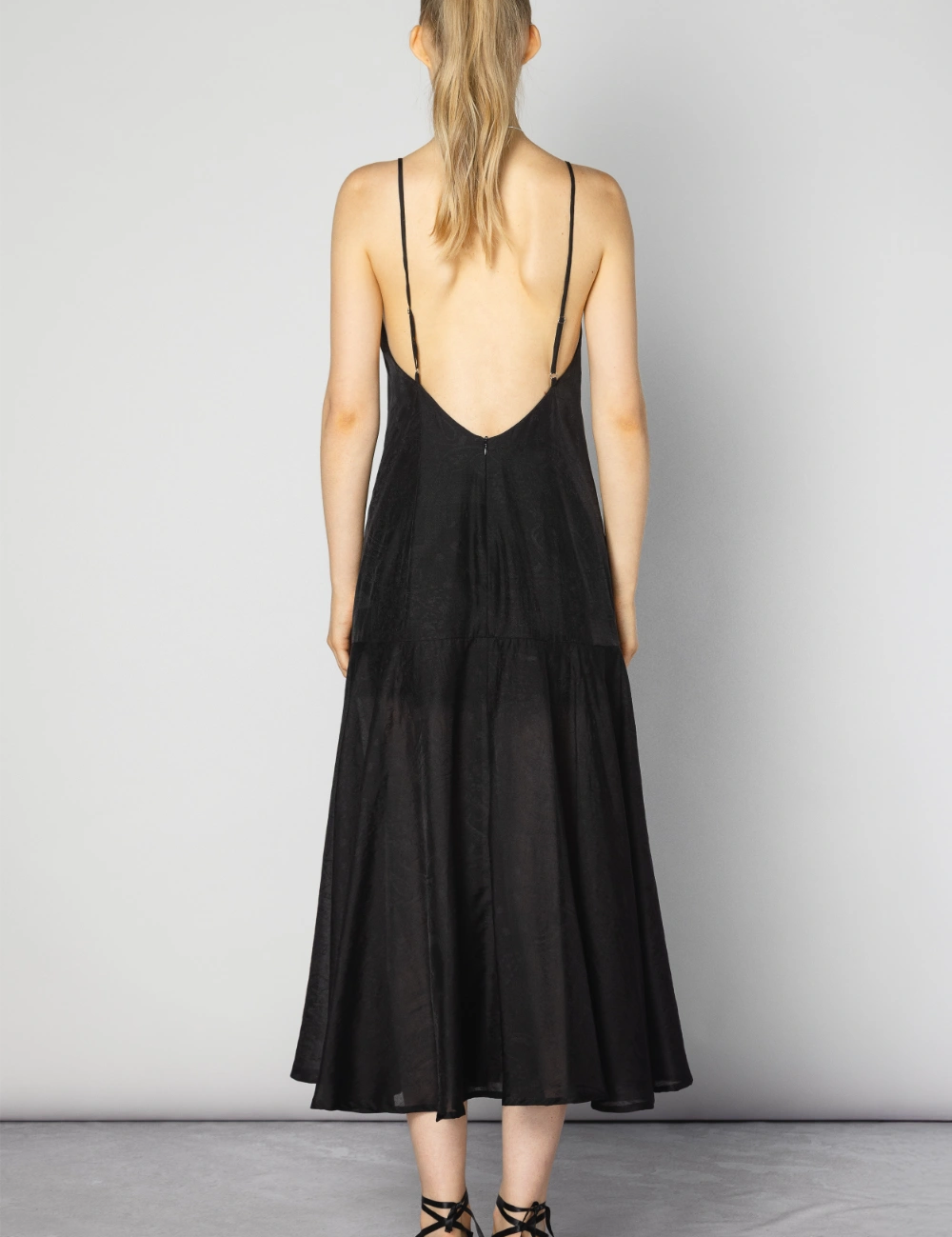 Vestido Berolige Bali negro de la marca CV-2025-750, vestido y enterito con estilo bohemio y detalles elegantes.