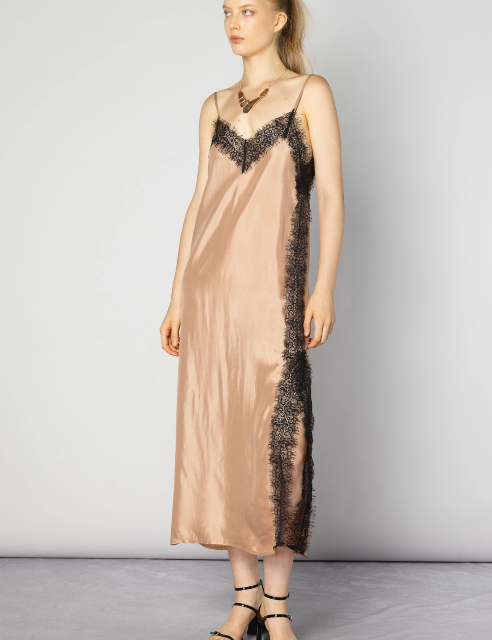 Vestido Alba Cupro en color salmón, vestido elegante para mujer con diseño moderno y cómodo, de la marca CV-2025-751.