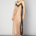 Vestido Alba Cupro en color salmón, vestido elegante para mujer con diseño moderno y cómodo, de la marca CV-2025-751.